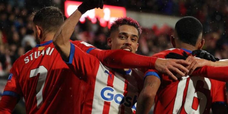 Girona vence al Rayo Vallecano y vuelve al segundo puesto de la mano de Savio