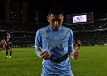 Fernando Mena debuta con Bolívar y gana su primer título
