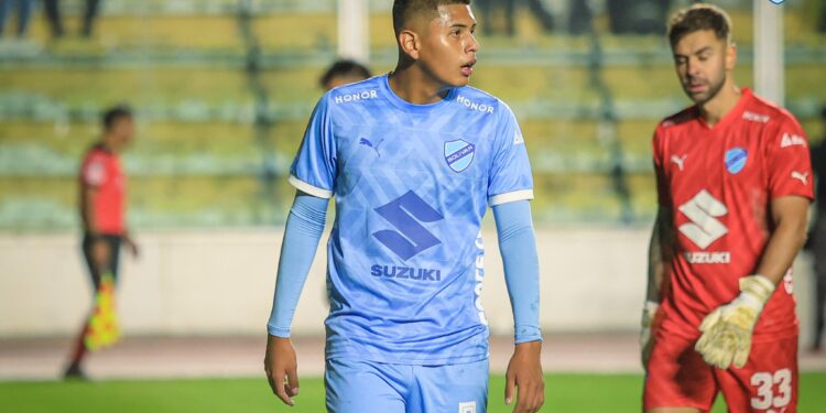 Fernando Mena recibe reconocimiento como promesa del fútbol chaqueño