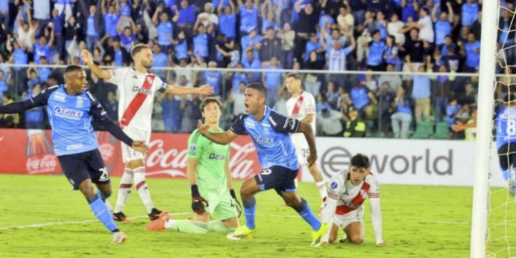 Blooming empata con River Plate, en una noche para el recuerdo